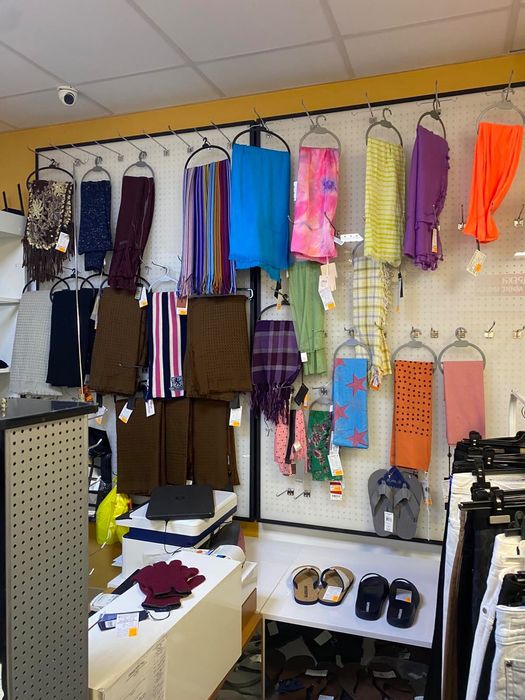 Магазинно пано за дрехи и аксесоари за стена.