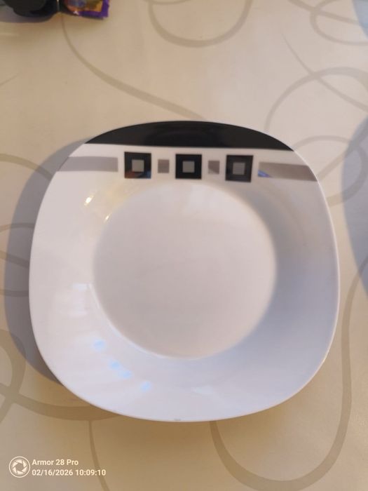 Неизползван порцеланов сервиз, черно-бели, 4 размера, 24 броя общо