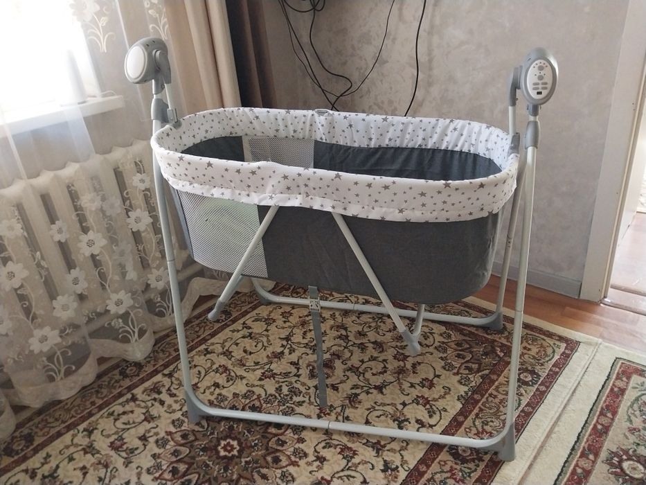 Почти новая манеж люлька электронная