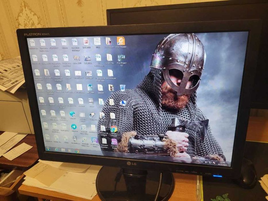 Рабочий  20 дюймовый LCD монитор