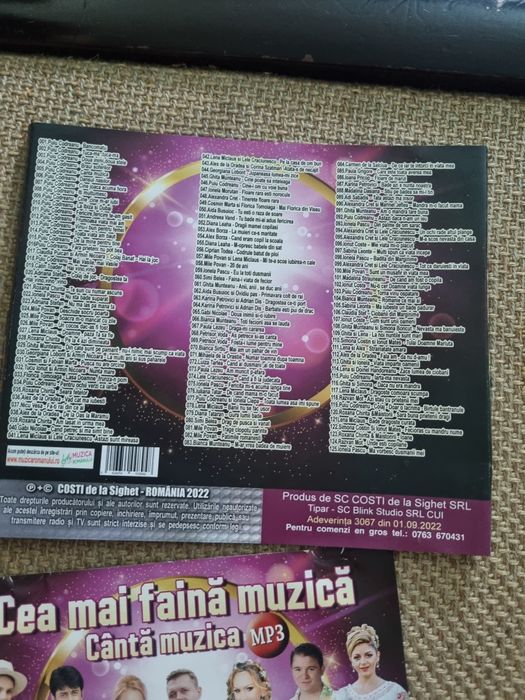 Vand câteva coperți de cd -uri si doua de casete