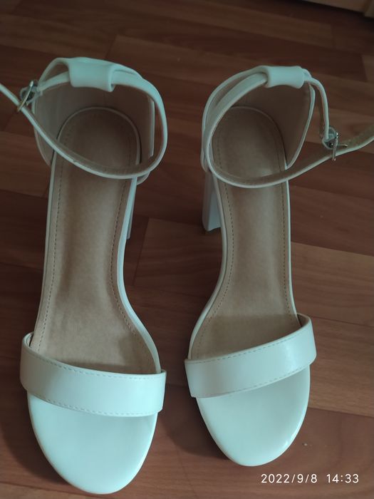 Босоножки   белые