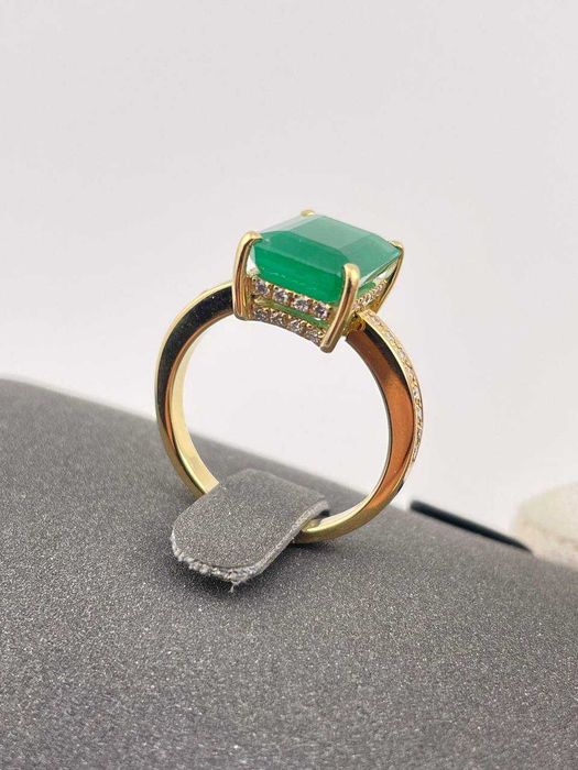 Кольцо с изумрудом