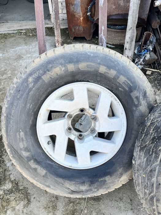 Шины с дисками для джипа