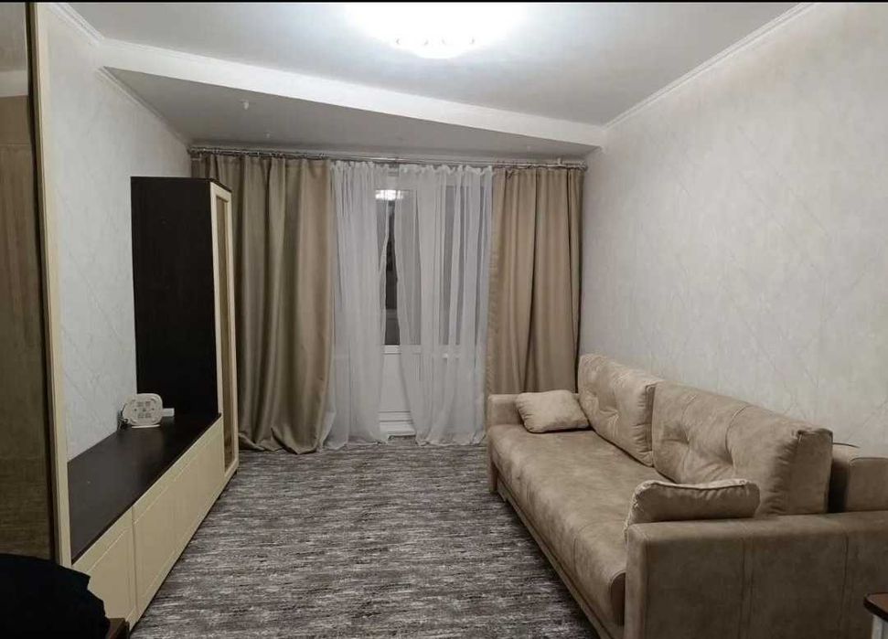 Сдаётся 1 ком, в центре, ост. Революция