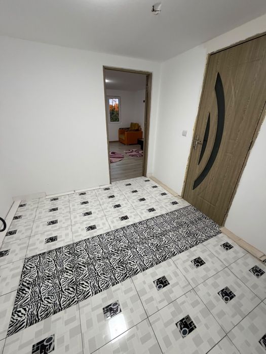 Inchiriez camere la curte