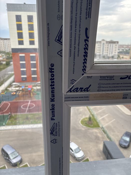 Продается пластиковое окно с дверью на балкон