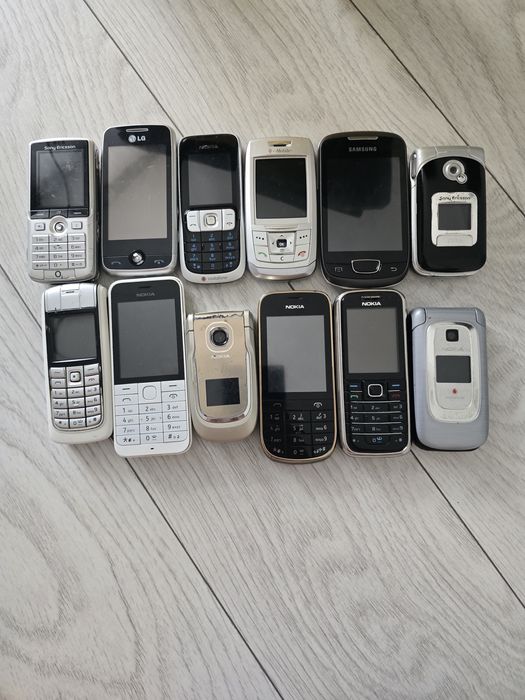 Vand telefoane de colecție perfect funcționale.