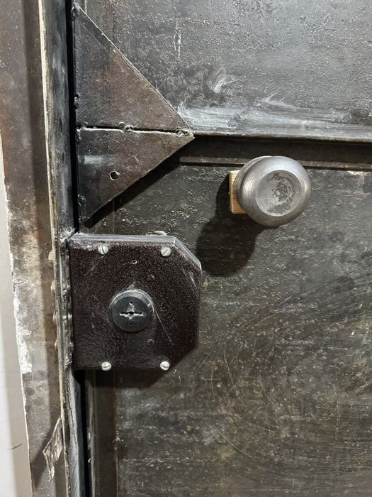 Входная железная дверь