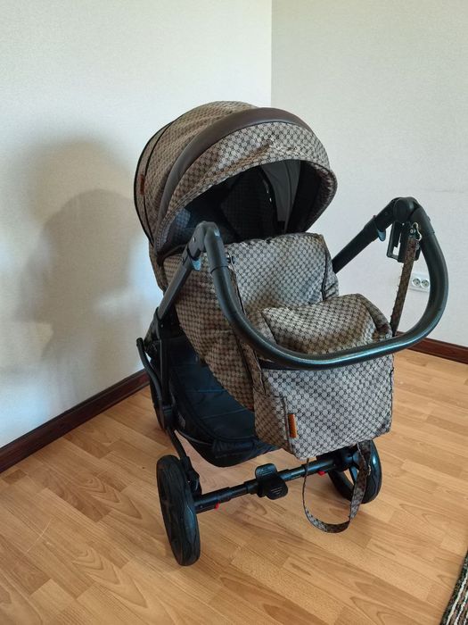 Продам коляску с люлькой + стул для кормления 2/1