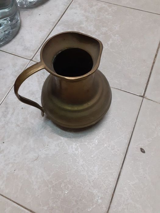 Меден стар чайник и масивна бронзова кана