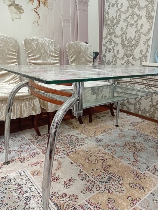 Продам стеклянный стол