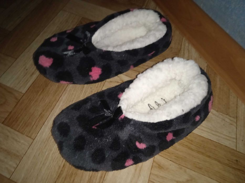 ПРОДАМ ЖЕНСКИЕ мягкие ТАПОЧКИ (чуни) домашние ! Размер 37/38. Новые !