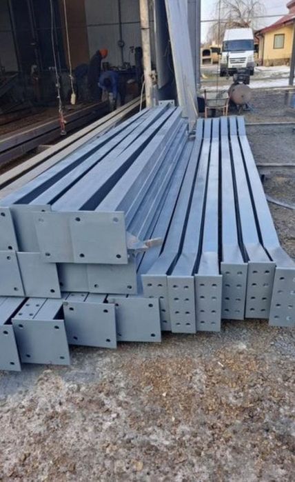 Vând stâlpi și ferme (Structura metalică)