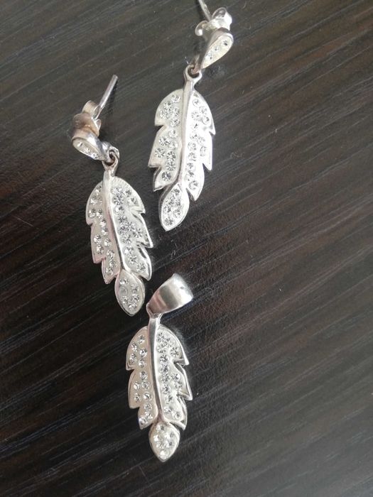 Сребърен комплект обеци и висулка.