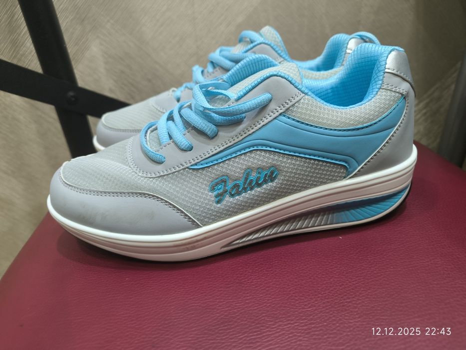 Продам кроссовки новые