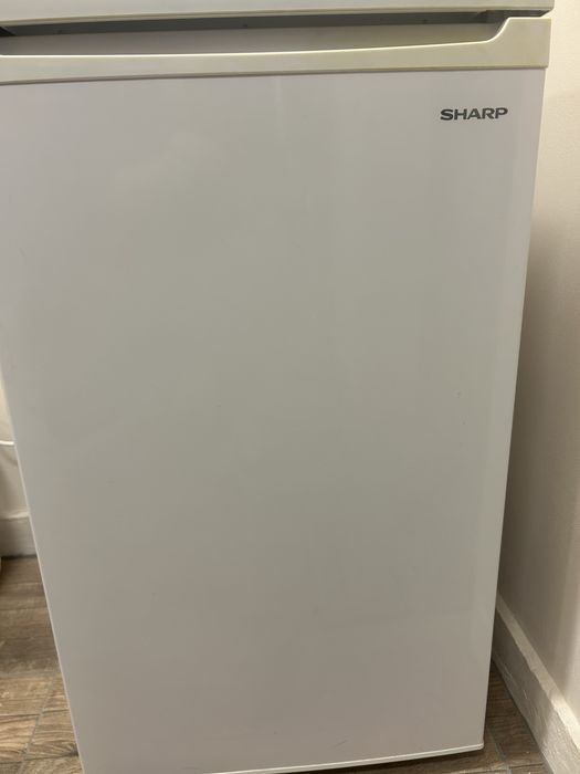 Хладилник Sharp 82 см