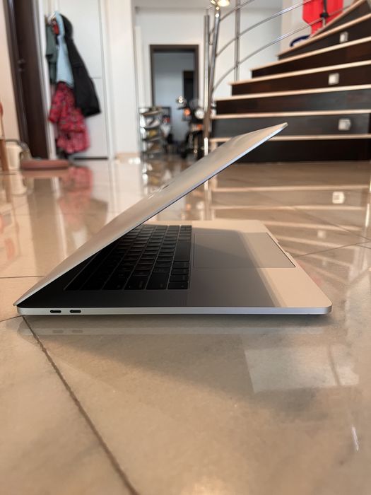 Laptop MacBook Pro i7 2.9ghz 16gb ddr3 512SSD Radeon Pro 560 impecabil