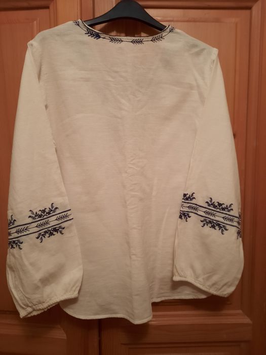 Ie alba cu broderie albastra mărimea 42