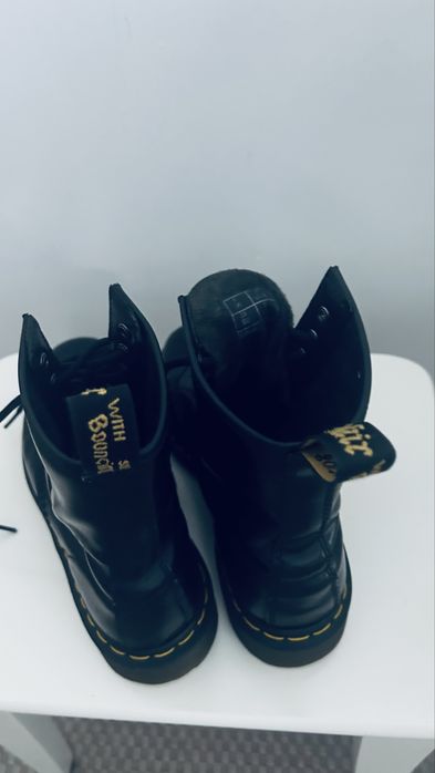 Dr. Martens Номер 39 боти