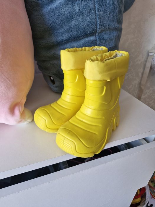 Продам детские резиновые сапоги
