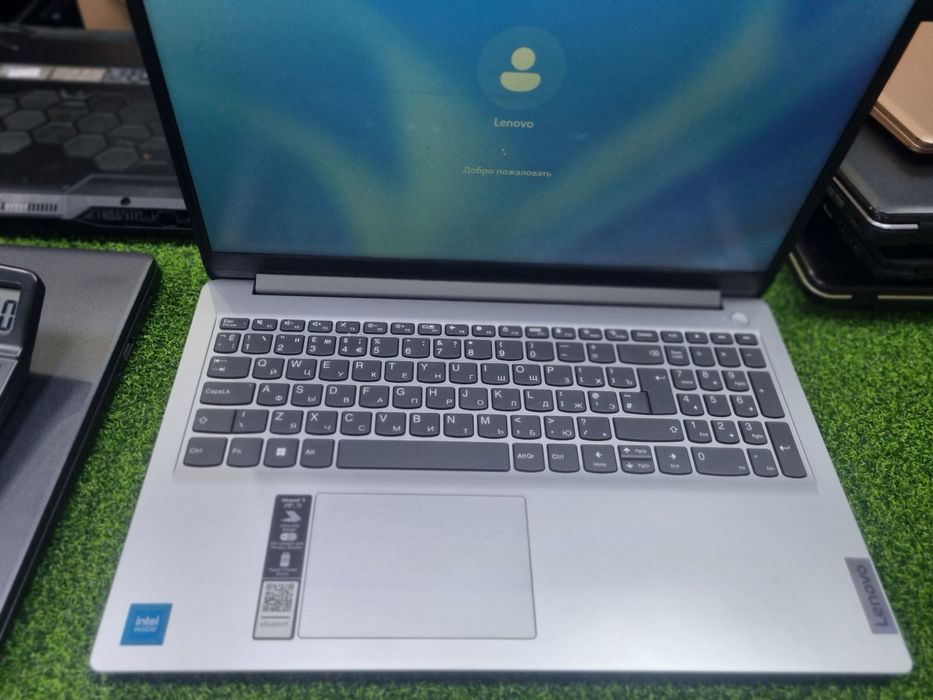 #Lenovo

Celeron N4500
RAM 8GB DDR4
SSD 256Gb NVMe
Display 15.6 FHD
id