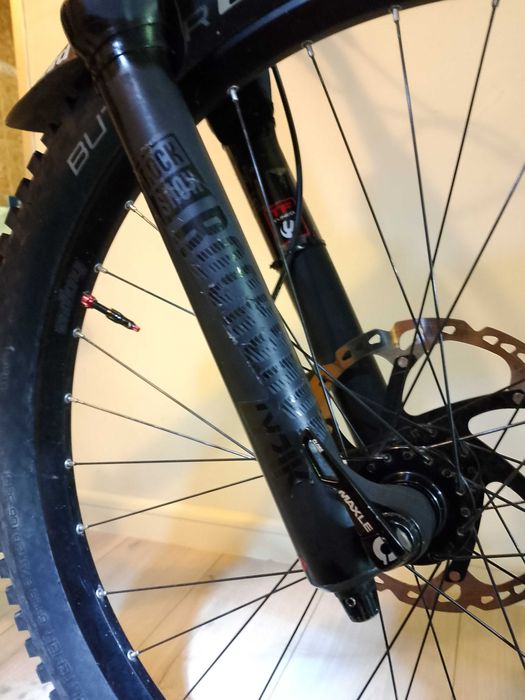 Vând furca rockshox lyric ultimate 27'5 15x110 cu puține zgârieturi pe lowere