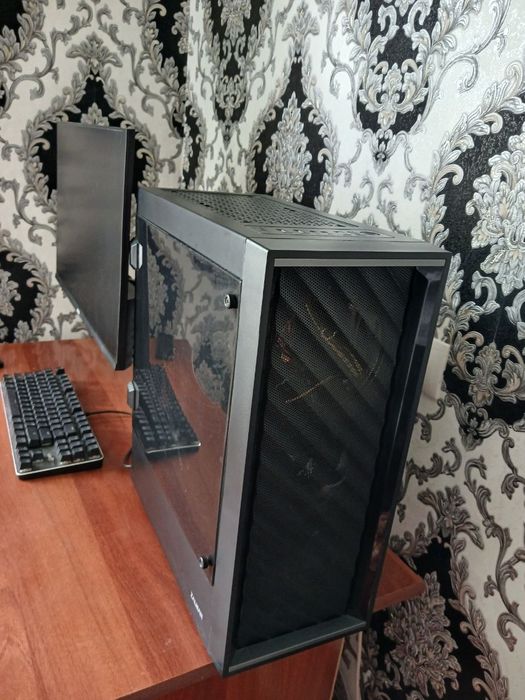 Продаётся игровой компьютер со стабилизатором со столом