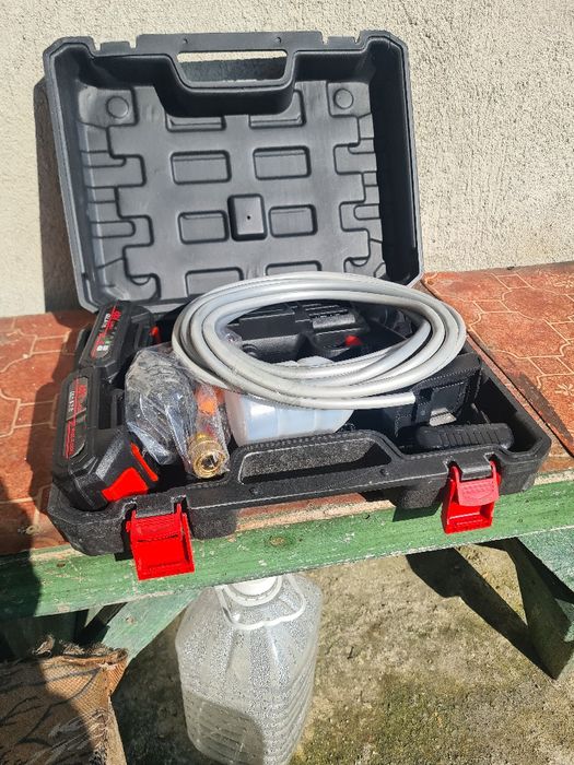 Водоструйка комплект  куфар с заряднос зарядно  и маркуч за измиване н