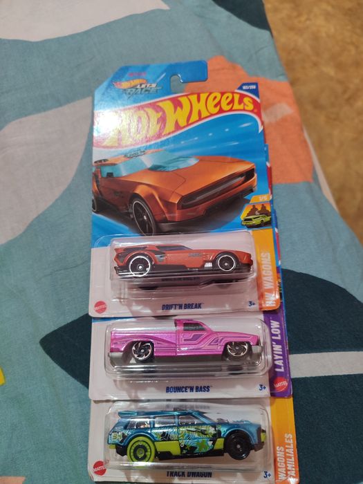 Hot Wheels, запакованные, новые, 4 машинки на обмен.