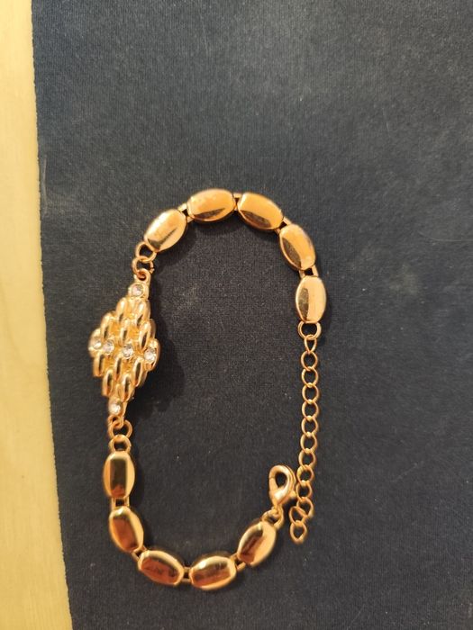 Златна гривна за китка нова