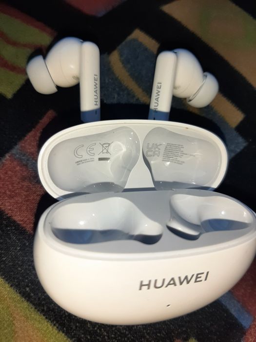 Наушники HUAWEI 6I почти новие заряд держит 16 часов