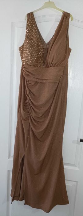 Vând rochie de ocazie lungă ,sandale Nr 38 , gentuță, agrafă !