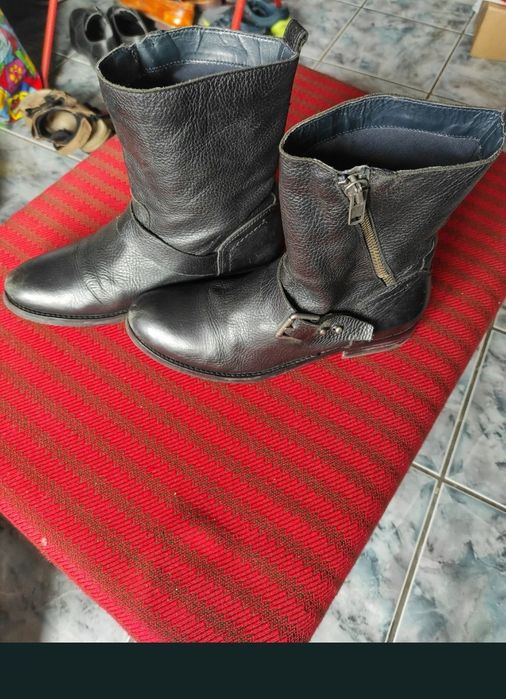 Cizme din piele naturala 100%, cu fermoar și cataramă, model Tommy HILFIGER.
Nr. 40