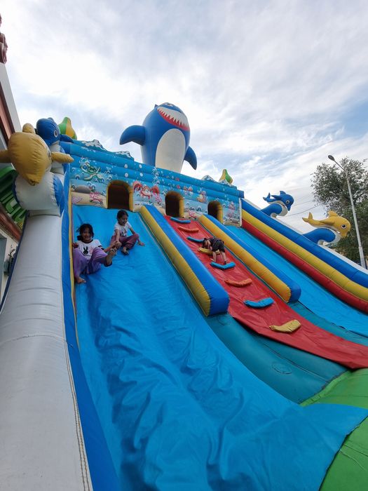 Надувной батут большой с размером 12х6. Имеется 2 шт насоса.