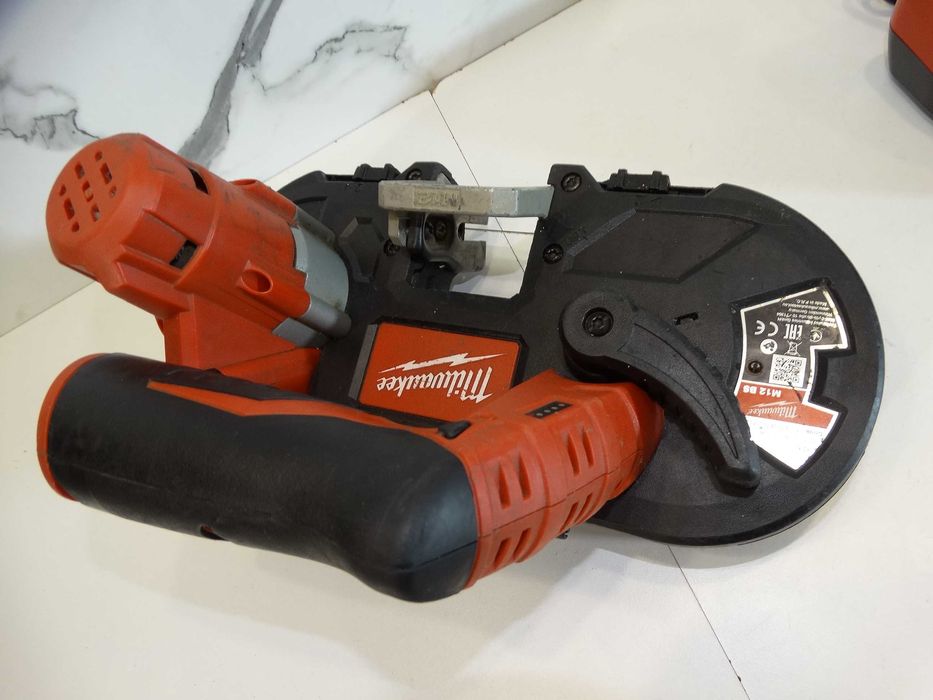 Milwaukee M12 BS - Лентов трион / банциг