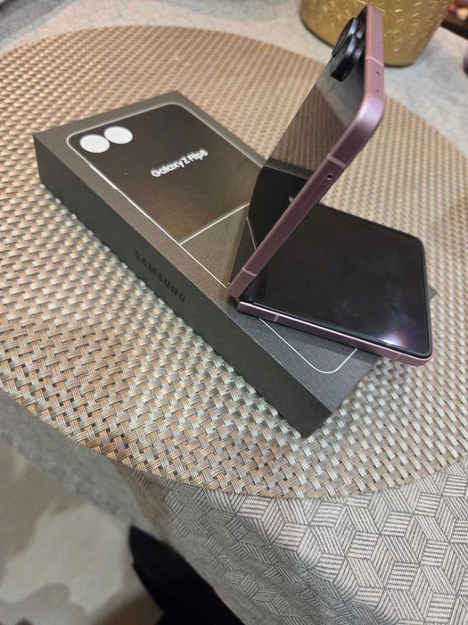 Samsung Galaxy Z Flip8 / 256