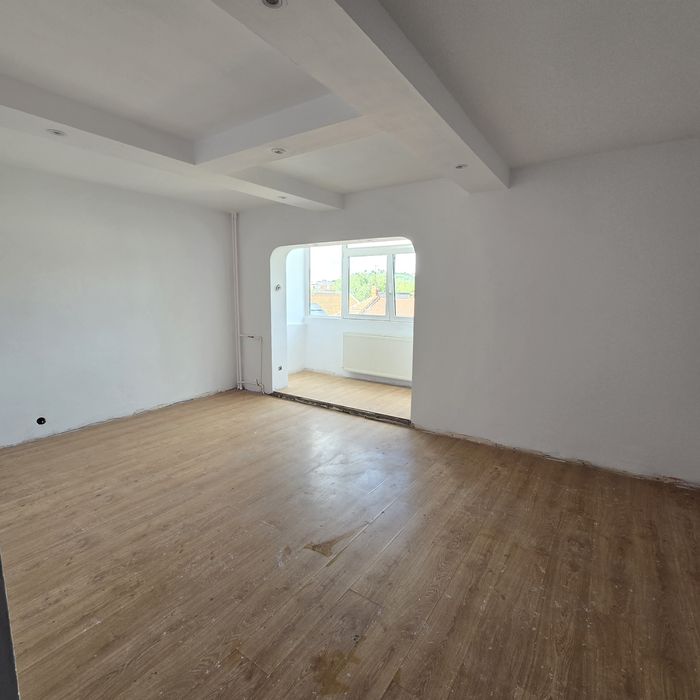 Ocazie! Apartament Spațios 3 Camere, 2 Băi, 3 Balcoane - Etaj 2, Zona Velenţa, Strada Şcoalelor, Oradea