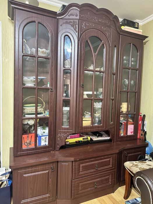 Горка для гостиной, из дерева