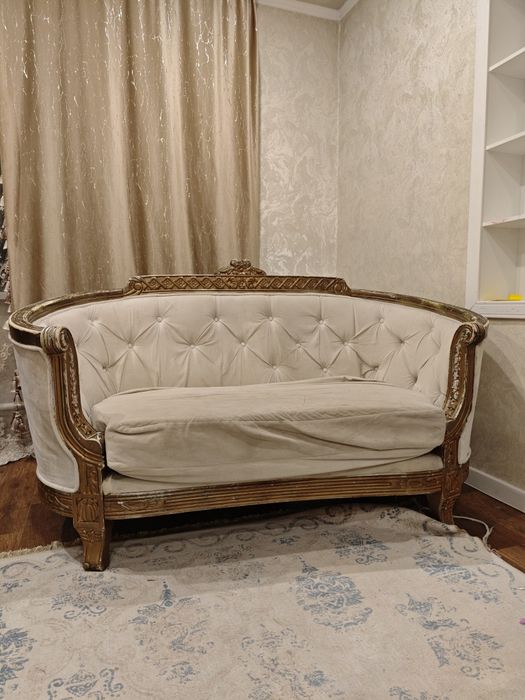 Диван резной в классическом стиле
