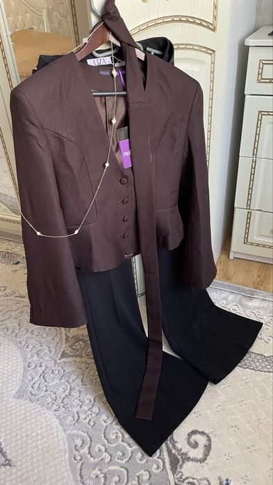 Пиджак новый с поясом на шее