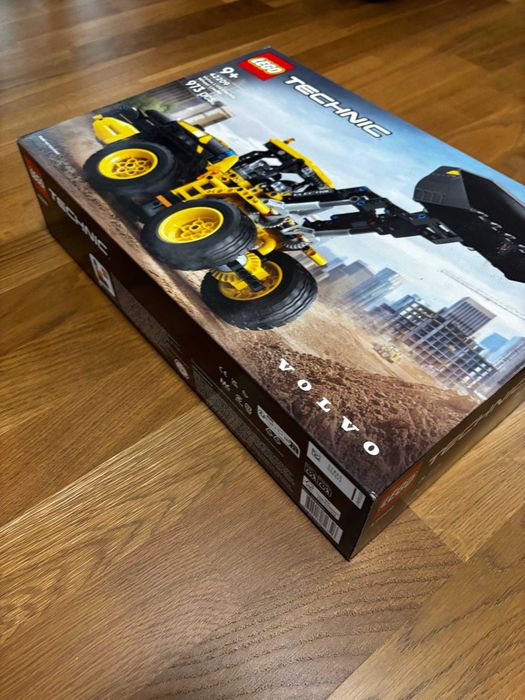 Lego конструктор Volvo L120 Electric Wheel Loader