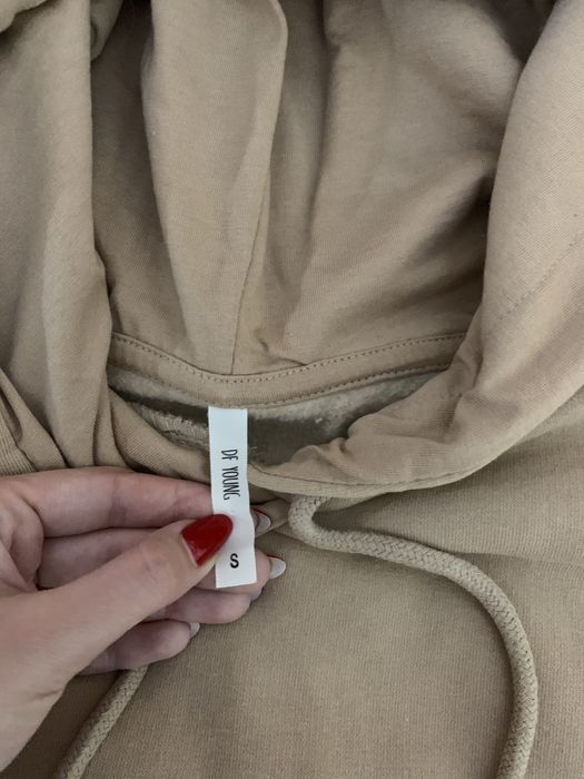 Бежов суичър на марката Defacto