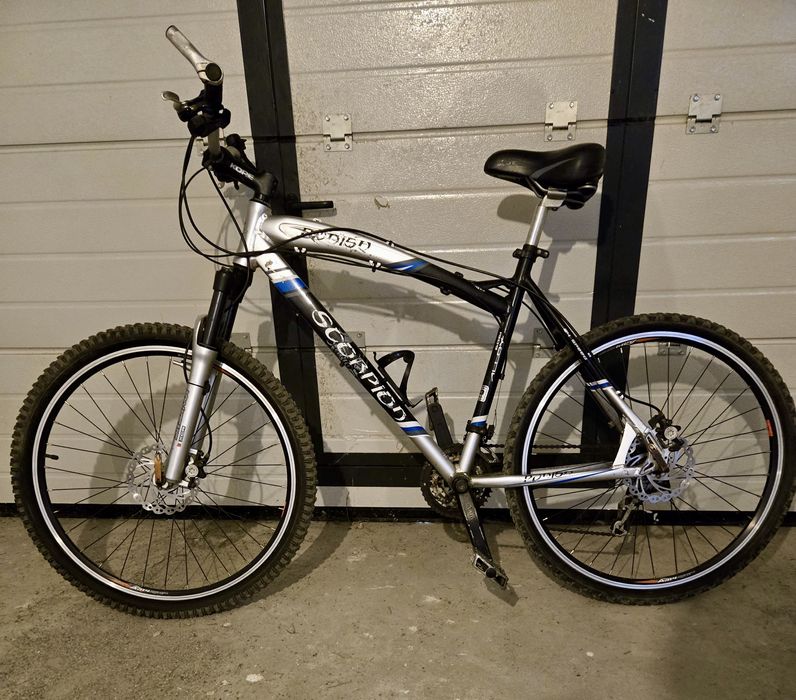 Bicicleta Mountainbike cu frana pe disc si suspensie