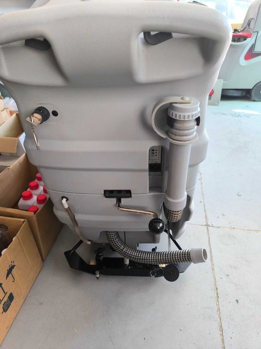 Подопочистващ скубер автомат COMAC Abila 52 BT