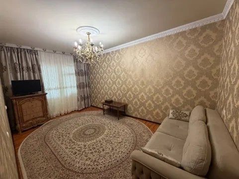 Квартира на Караташ -Уч чинор 3/3/4 общ пл 70м с обстановкой