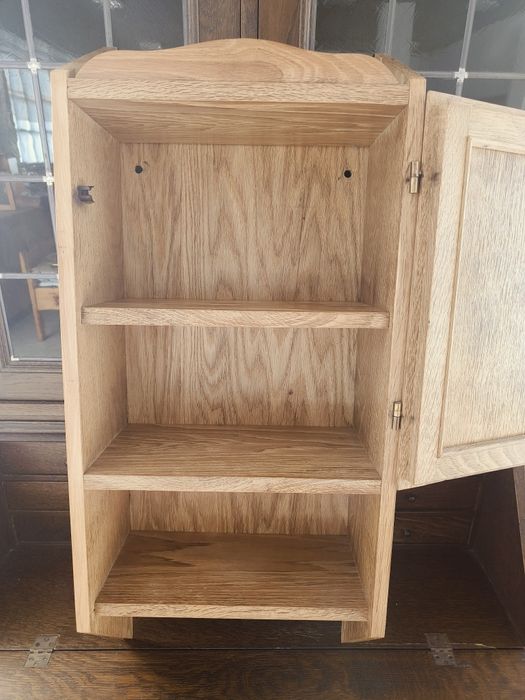 Дъбово шкафче за стена