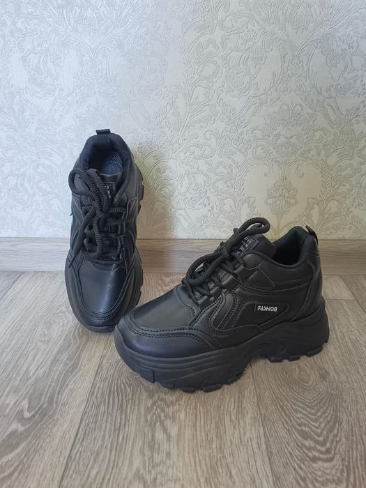 Продам кроссовки новые