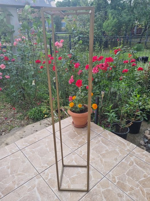 Vând suporți inalți aurii aranjamente florale