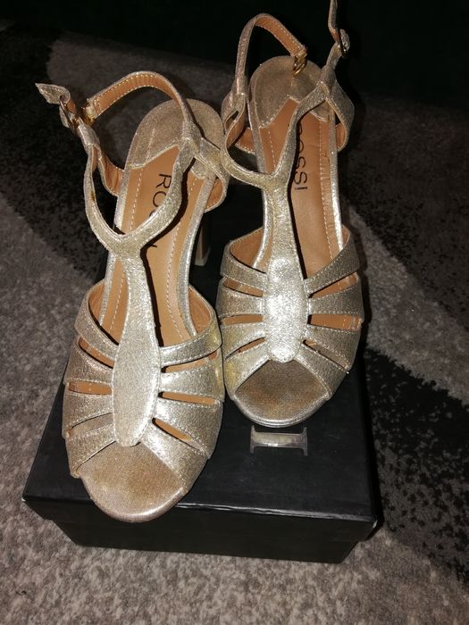 Продам босоножки , одевала всего один раз